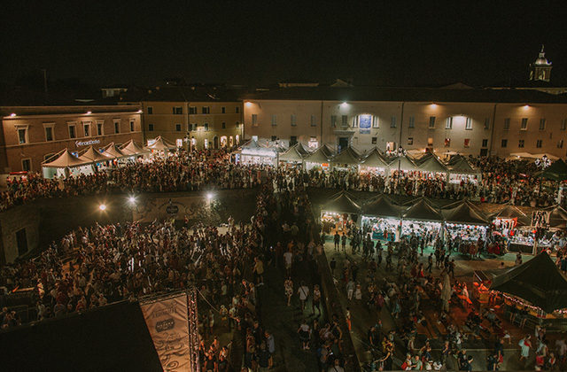   Piazza del Duca and the parterre of the Rover Fortress crowded with people for the Summer Jamboree. Photo by Guido Calamosca 