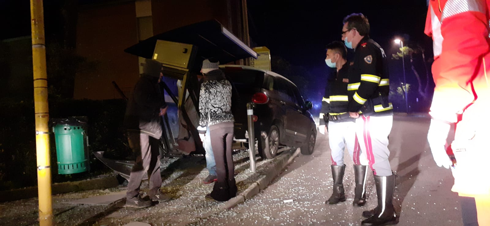 Ancona L Auto Sbanda E Travolge Una Pensilina Del Bus Paura In Via