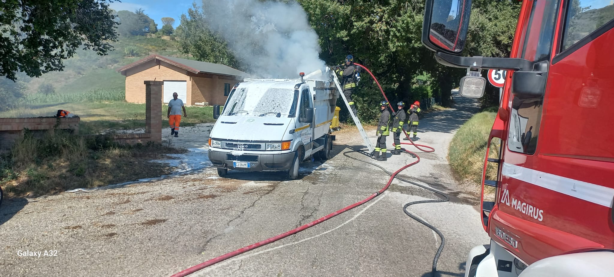 San Severino A Fuoco Un Camion Dei Rifiuti Intervengono I Pompieri