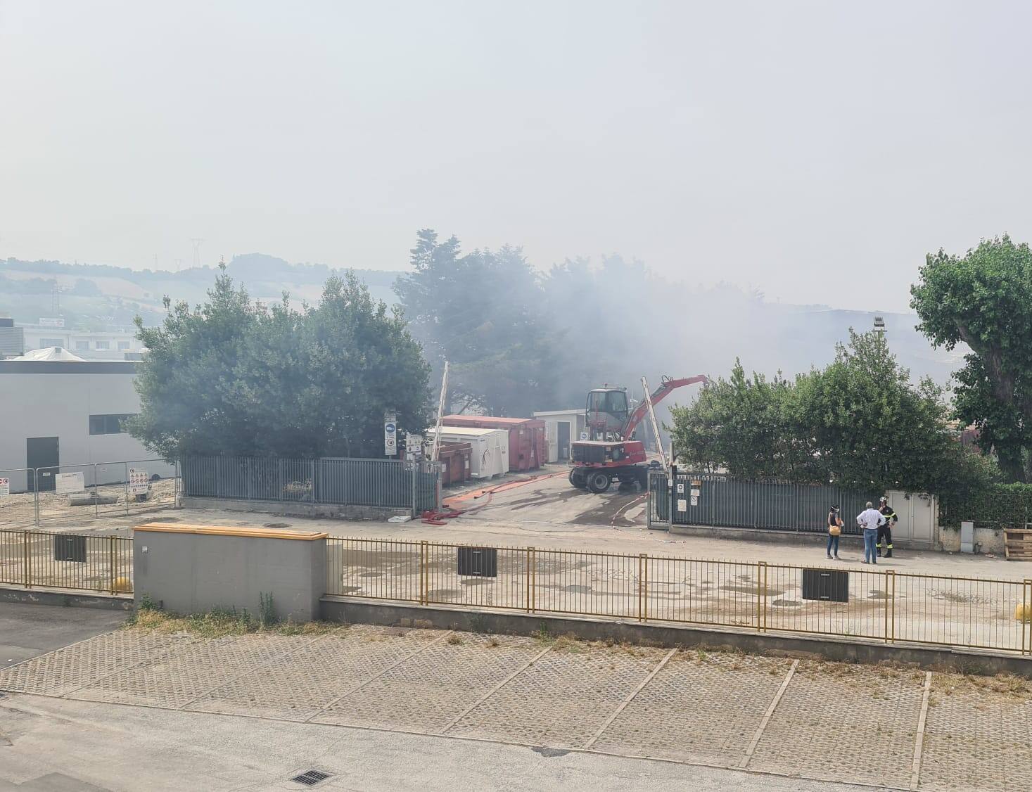 Baraccola Vigili Del Fuoco Al Lavoro Per Bonificare L Area Dell