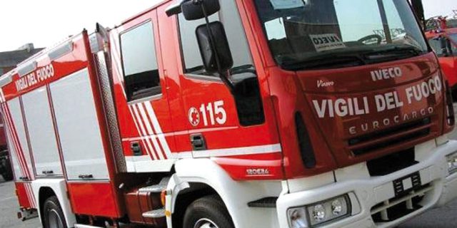Ancona, auto danneggiata dalle fiamme nel parcheggio del Barcaglione
