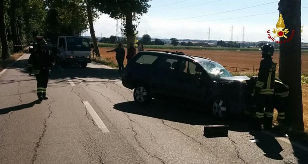 Auto Si Scontra Con Un Furgone E Finisce Contro Un Albero - Notizie ...