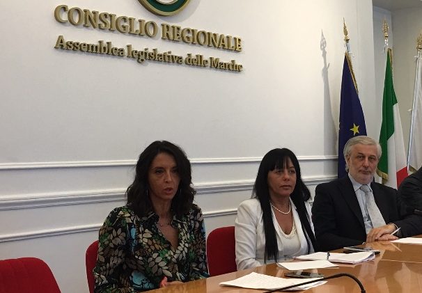 Nella foto da sx: Lorena Polidori, coordinatrice provinciale FI Macerata; Jessica Marcozzi, capogruppo FI Consiglio regionale, Daniele Berardinelli, coordinatore