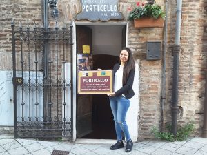 Evelyn mostra la targa turistica