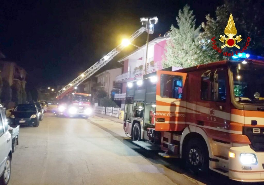 I Vigili del Fuoco in azione per spegnere l'incendio in via Contadini