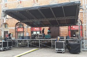 Il palco allestito in Piazza della Repubblica