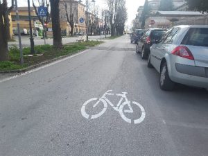 La carreggiata laterale di viale Trieste