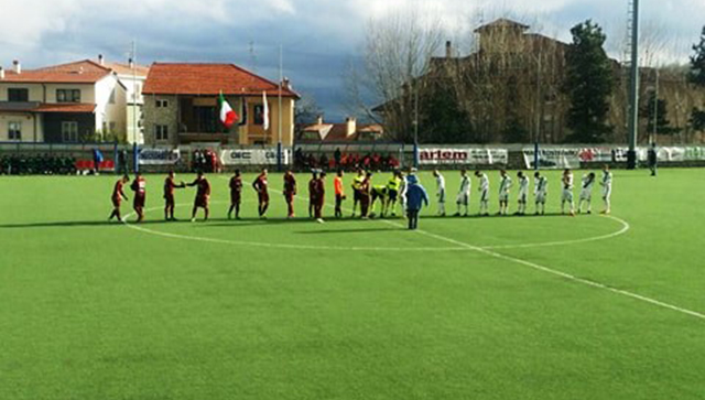 Le formazioni in campo prima del fischio d'inizio della partita