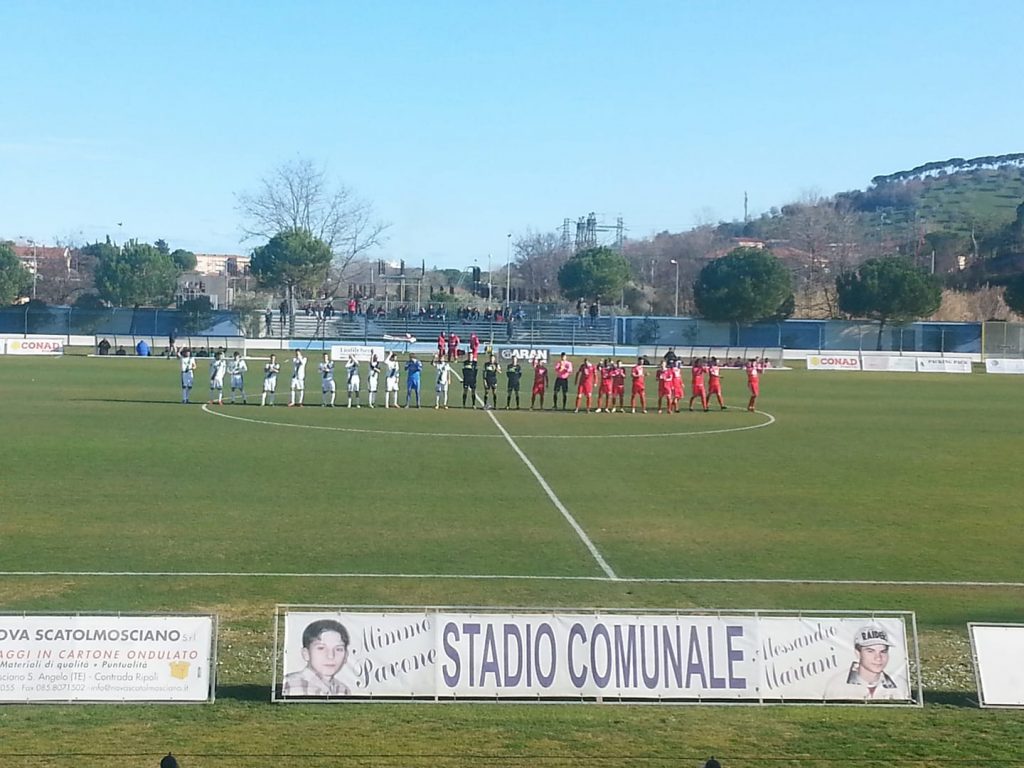 Le squadre schierate a centro campo