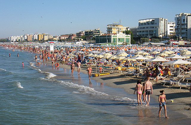 Carrelli Sdraio E Ombrelloni Rimossi Dalla Spiaggia Libera