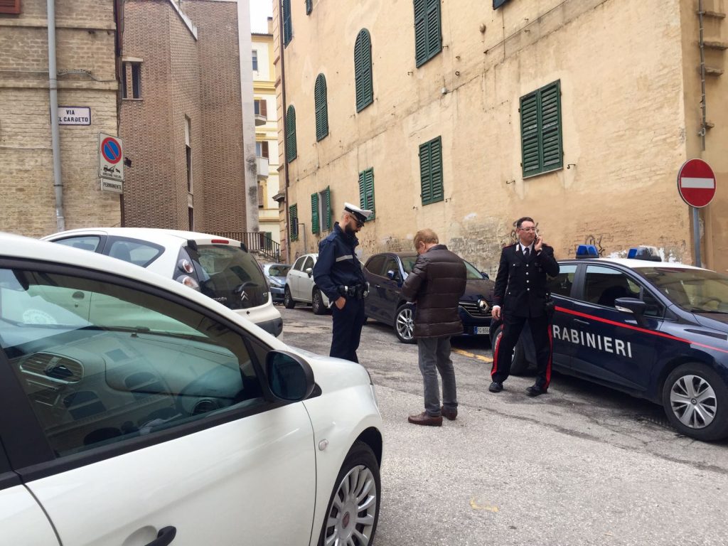 La polizia municipale chiede i documenti al conducente che è finito contro l'auto dei carabinieri