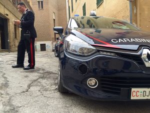 Il danno all'auto dei carabinieri
