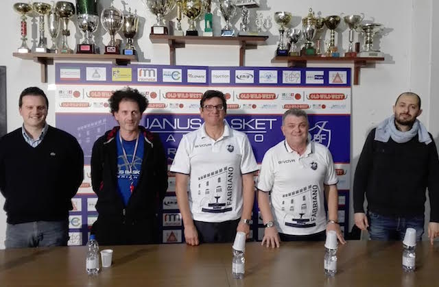 Da sinistra: il giemme Paolo Fantini, il vice allenatore Max Milli, coach Alessandro Fantozzi, l'assistente Fabio Panzini e il diesse Simone Lupacchini