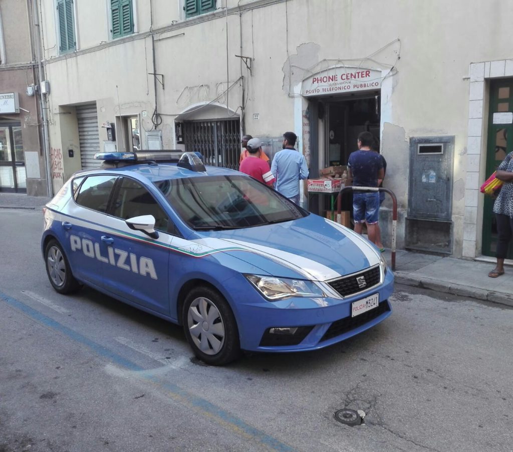 La volante di fronte ad uno dei locali poi chiusi ad Ancona