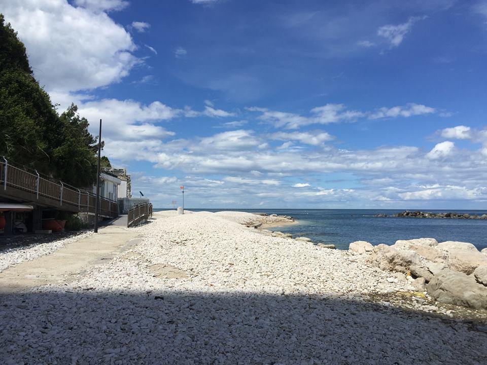 Ancona, disturba e insulta i bagnanti della spiaggia del Passetto: denunciato