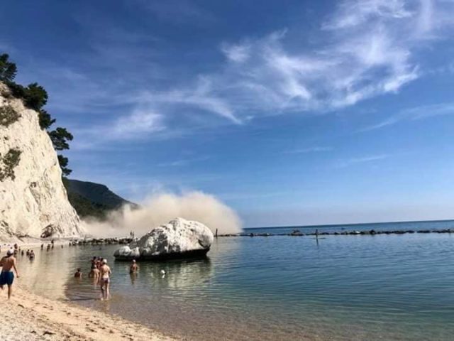 Frana La Falesia Del Conero Paura In Spiaggia Tra Numana E