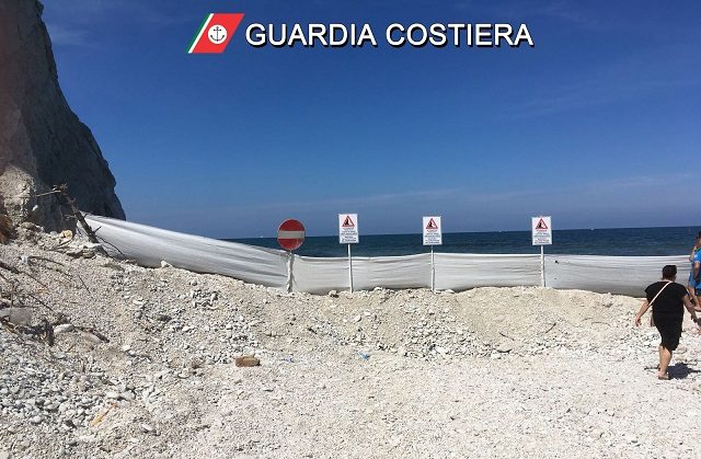 Frana Alla Spiaggia Del Frate La Guardia Costiera Il