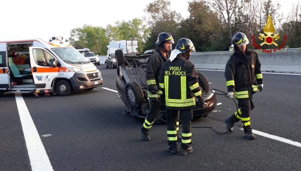 I vigili del fuoco sul posto dell'incidente