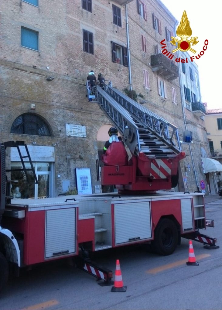 L'intervento dei vigili del fuoco a Castelfidardo