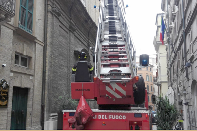 L'intervento dei vigili del fuoco con l'autoscala