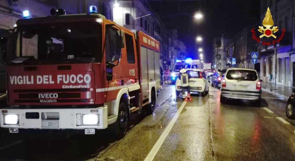 I vigili del fuoco e la polizia municipale sul posto dell'incidente a Falconara Marittima