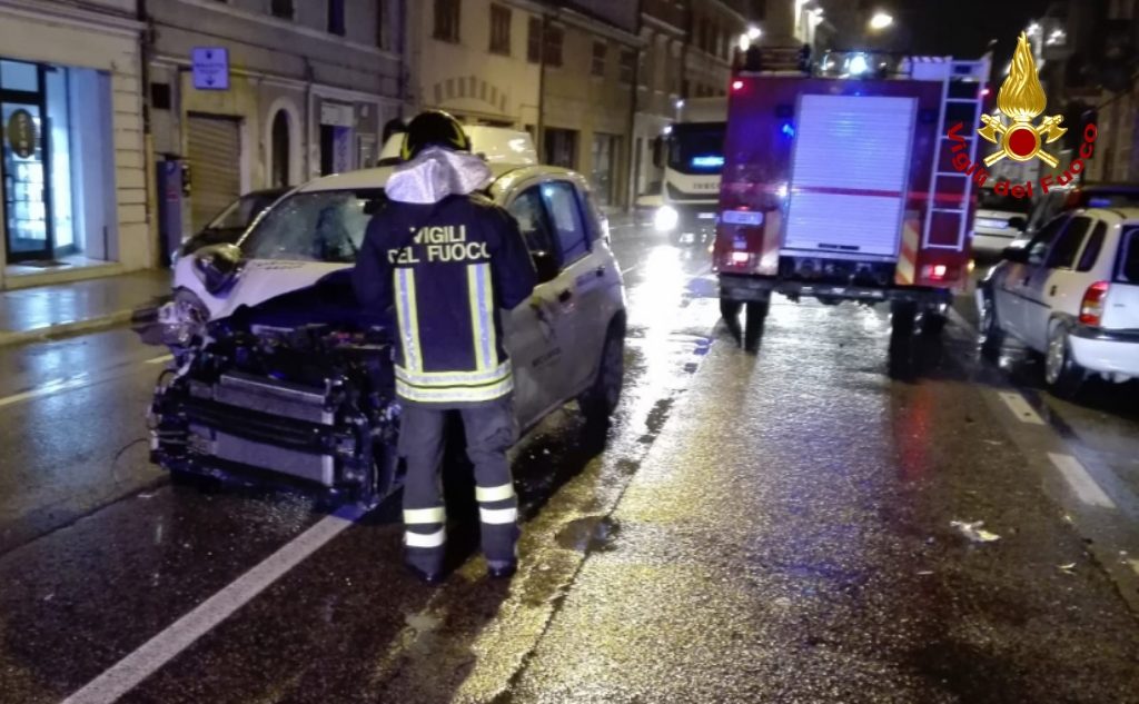 I vigili del fuoco sul posto dell'incidente