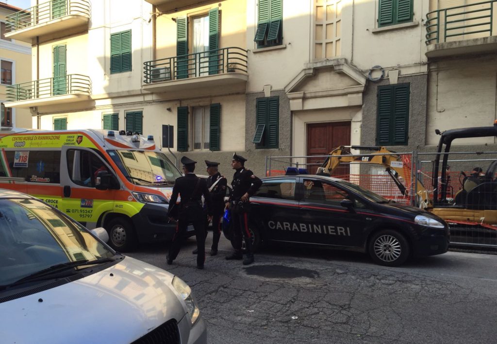 I carabinieri e l'ambulanza in via Rismondo