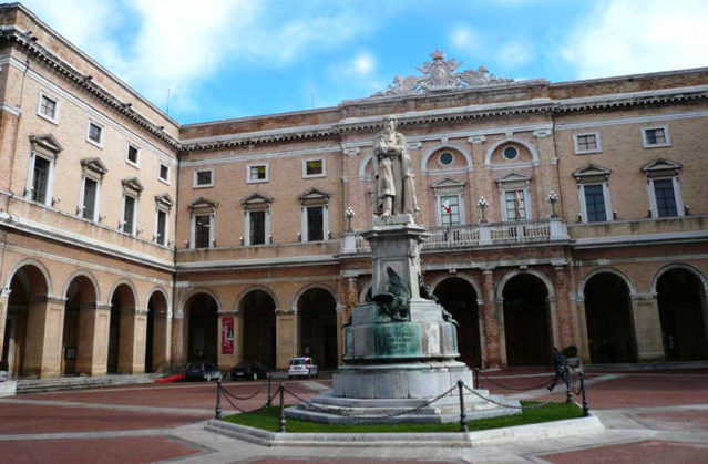 Il palazzo comunale di Recanati