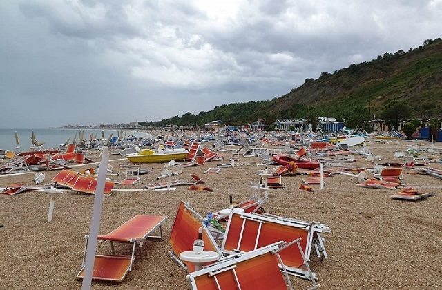 Numana Flagellata Dal Maltempo In Spiaggia Lo Scenario è