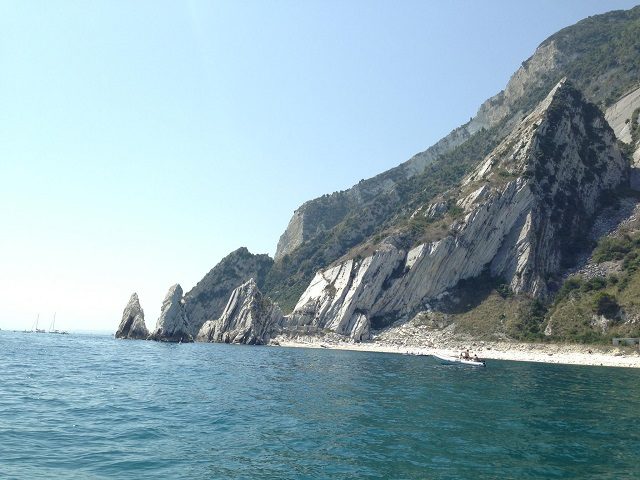 Due Sorelle In Preghiera La Leggenda Della Spiaggia Più