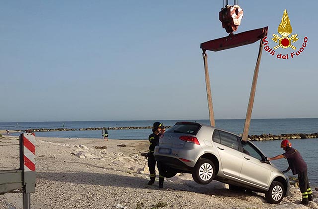 Il recupero di un'auto finita sugli scogli a Marina di Montemarciano