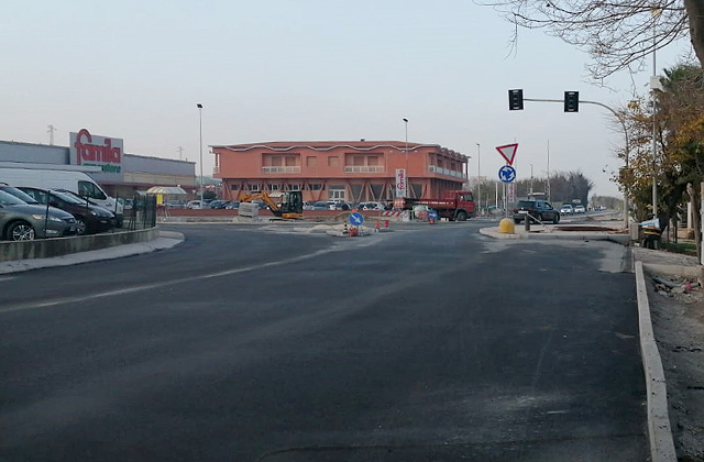 I lavori alla rotatoria sulla statale 16 Adriatica, all'ingresso nord di Marina di Montemarciano