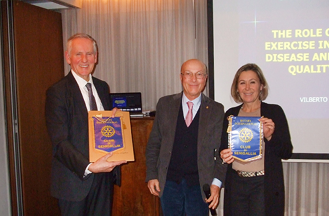 Da sinistra il rettore Uniurb Vilberto Stocchi, il presidente Rotary Senigallia Massimo Spadoni Santinelli e la presidente del Cogeu Luigina Bucci