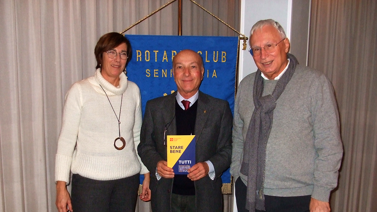 I responsabili dell'ambulatorio solidale Paolo Simone-Maundodè di Senigallia Emanuela Sbriscia Fioretti (a sinistra) e Walter Mariotti (a destra); al centro il presidente del Rotary club Massimo Spadoni Santinelli