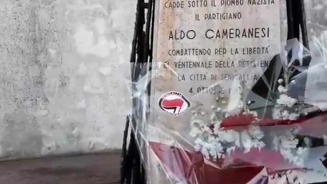 Senigallia Antifascista ha posizionato dei fiori al cippo del partigiano Aldo Camoranesi, a San Silvestro di Senigallia