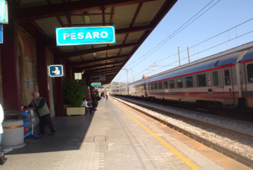 Pesaro, arrestato sul treno in stazione con la droga: è la seconda volta in due mesi