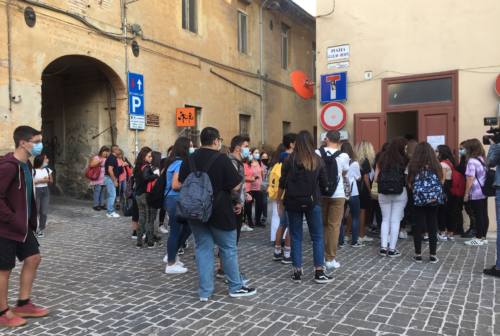 Jesi, si torna a scuola con tanta voglia di normalità