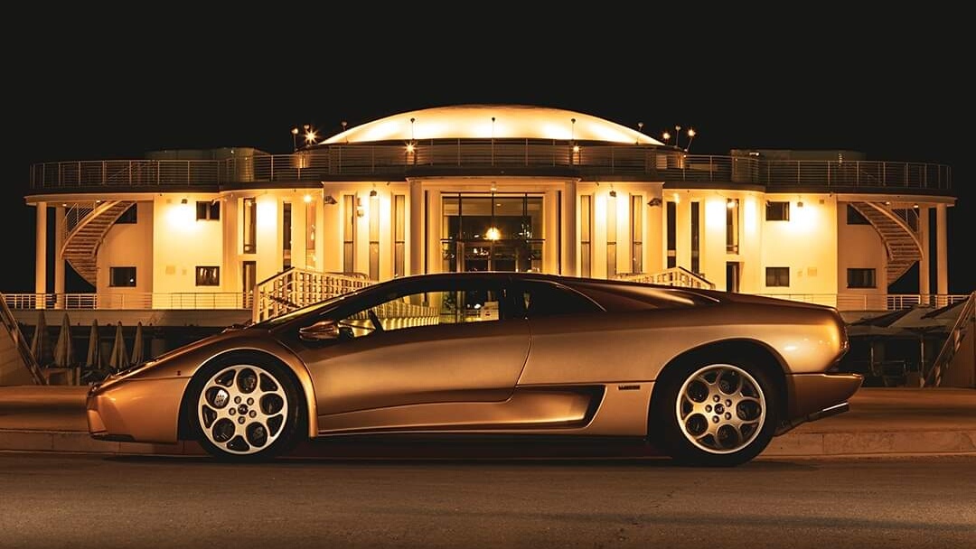 La Lamborghini Diablo davanti la rotonda di Senigallia. Foto di Wolfango Spaccarelli