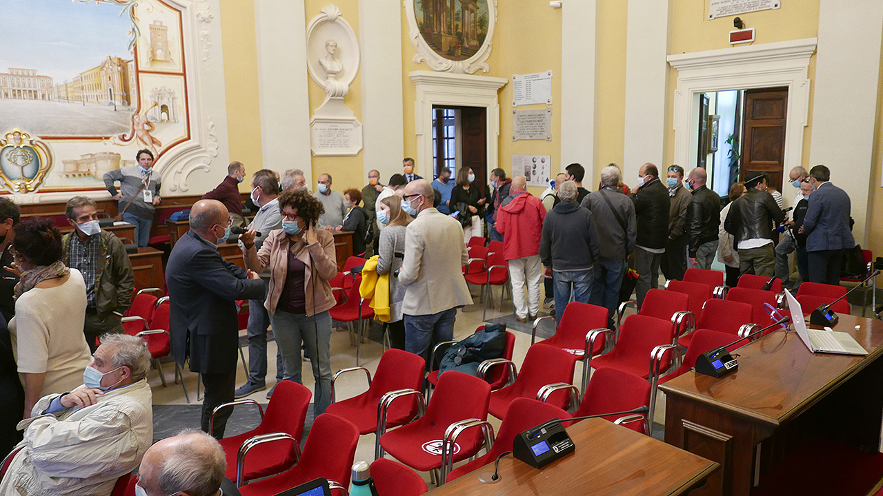 Aula consiliare festante a Senigallia per la vittoria al ballottaggio di Massimo Olivetti