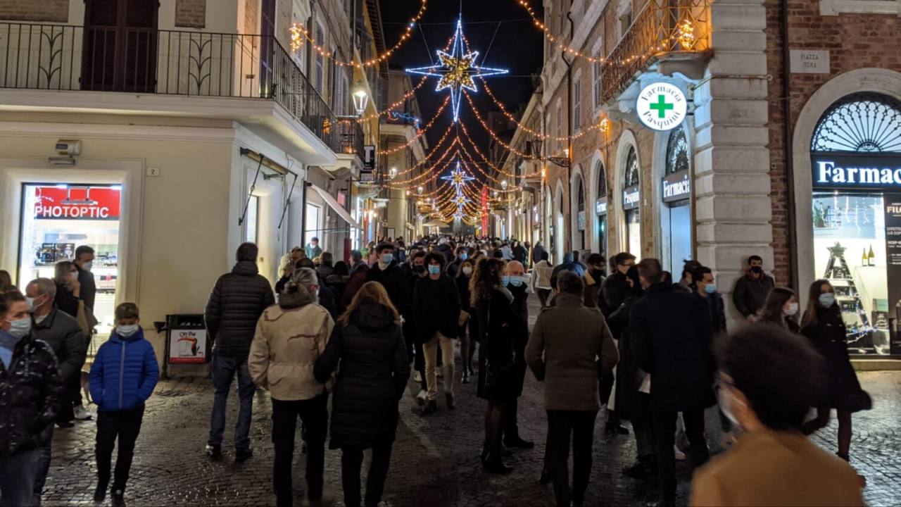 Folla di persone in centro storico a Senigallia nella prima giornata di regione in fascia gialla