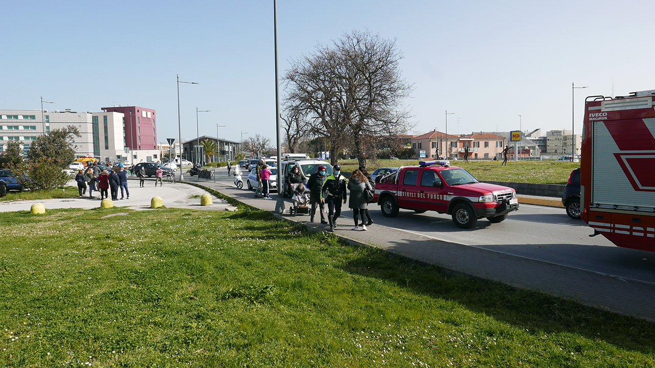 I rilievi della Polizia Locale sul luogo dell'incidente, assieme ai Vigili del fuoco e ad alcuni passanti