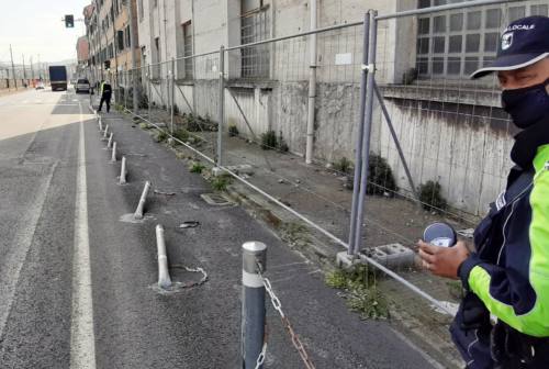 Come a bowling, ma per strada: lo strike di paletti gli costa una doppia sanzione