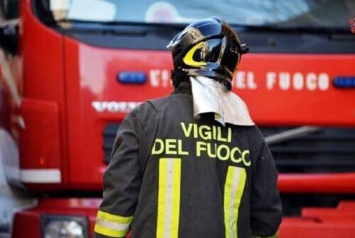 Civitanova Marche, incendio nella notte: auto divorata dalle fiamme