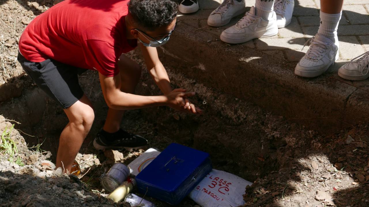 La capsula del tempo sotterrata alla scuola Pascoli di Senigallia