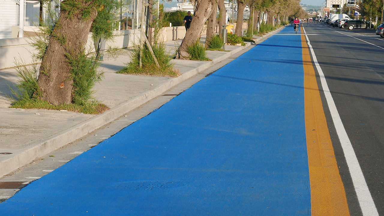 La pista ciclabile sul lungomare Da Vinci, a Senigallia