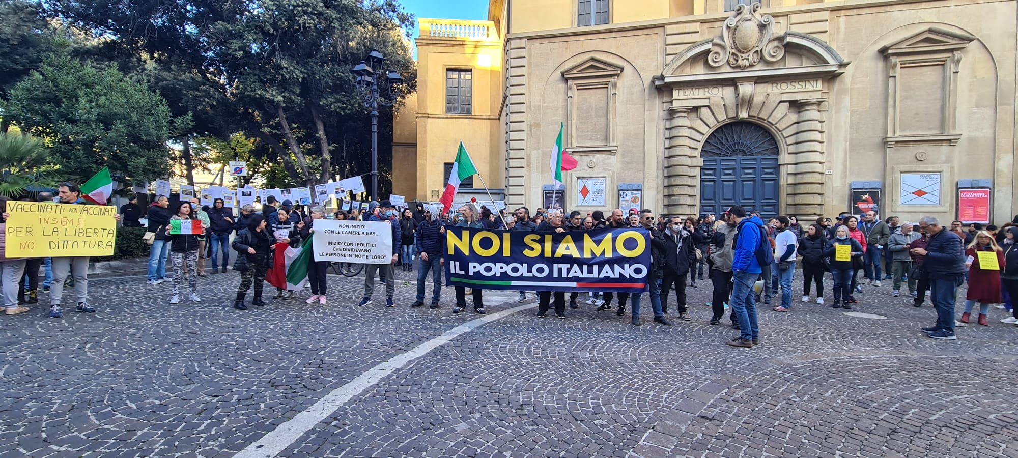 Pesaro, tra striscioni e manifesti in piazza per dire 