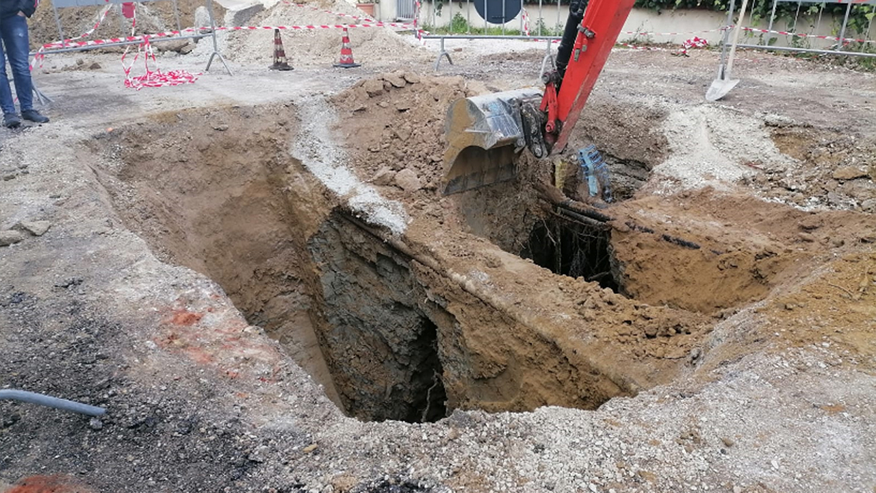 I lavori per la sistemazione della voragine che si è aperta sulla strada Cannella Roncitelli