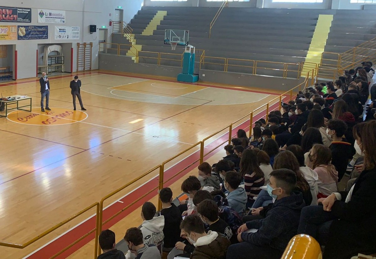 La lezione anti bullismo al Palabaldinelli di Osimo