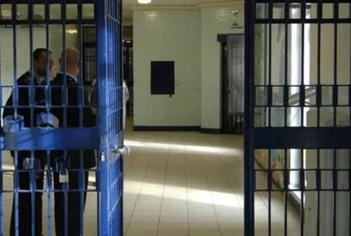 Ascoli, detenuto sale sul tetto del carcere per protestare