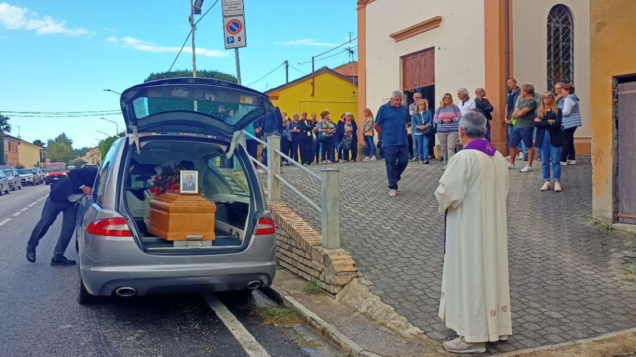 A Bettolelle di Senigallia celebrati i funerali di Gino Petrolati, una delle vittime dell'alluvione del 15 settembre